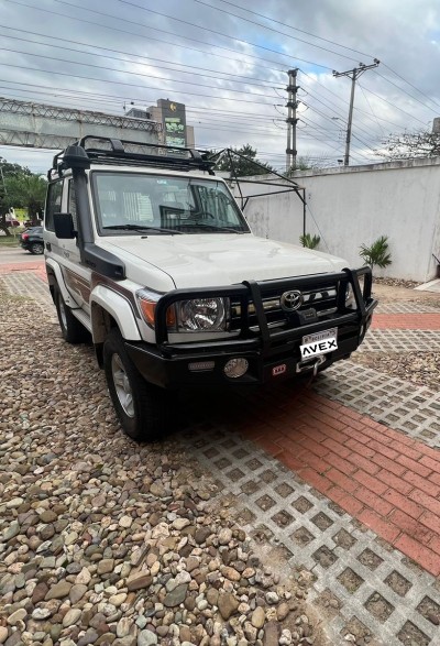 PARACHOQUE ARB, WINCH DE 13500 LBS AVEX, PARRILLA DE ALUMINIO AVEX